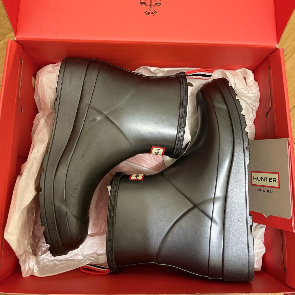 Like New hunter original play short boots women US size 6